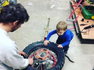 Foto: Rajinnya si Kecil Saat Membantu Ayahnya Foto: Rajinnya si Kecil Saat Membantu Ayahnya