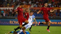 Inter Milan berada di bawah tekanan AS Roma pada babak pertama (Alessandro Bianchi/Reuters)