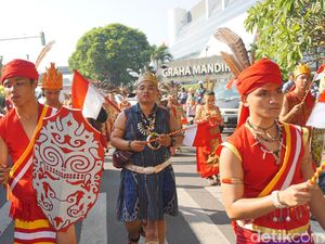 Warna-warni Parade ASEAN 50 yang Sedot Perhatian Warna-warni Parade ASEAN 50 yang Sedot Perhatian