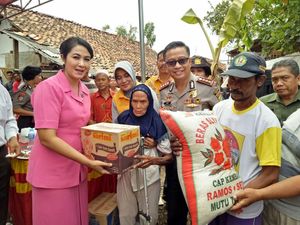 Tangis Bahagia Nenek Asiah Melihat Rumahnya Dibedah