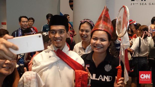 Muhammad Fathan Isbandi Ramadhan menjadi incaran foto bareng suporter dari negara lain. (CNN Indonesia/M. Arby Rahmat Putratama)