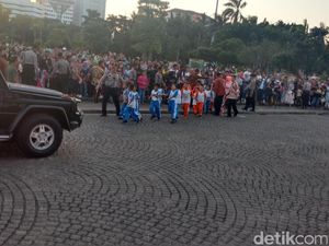 Anak-anak di Monas: Pak Jokowi, Minta Sepeda!