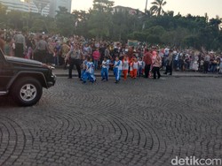 Anak-anak di Monas: Pak Jokowi, Minta Sepeda!