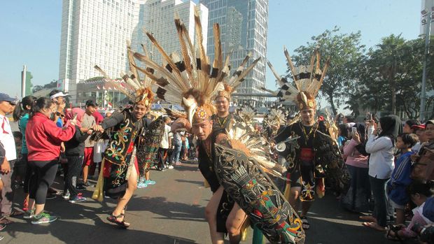 Parade ASEAN 50 digelar di Jakarta untuk memperingati ulang tahun ASEAN ke-50.