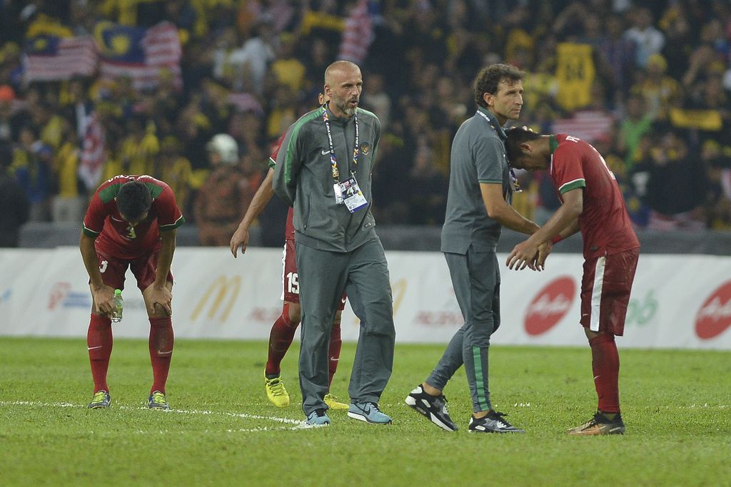 Pelatih timnas Indonesia U-22 Luis Milla (kedua kanan) menenangkan pemain seusai bertanding melawan Timnas Malaysia U-22 dalam babak semi final SEA Games XXIX Kuala Lumpur di Stadion Majlis Perbandaran Selayang, Malaysia, Sabtu (26/8). Indonesia gagal ke final setelah kalah 0-1 dari Malaysia. ANTARA FOTO/Wahyu Putro A/pras/17