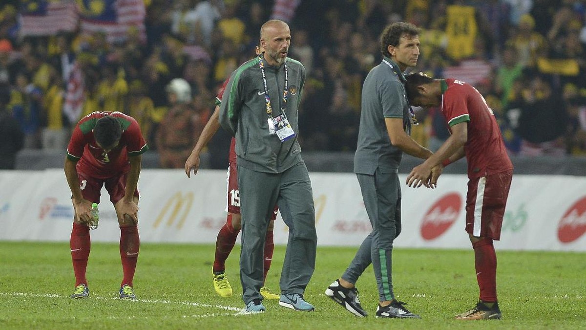 Luis Milla menghibur para pemainnya usai kekalahan dari Malaysia (Wahyu Putro A/Antara Foto)