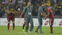 Pelatih timnas Indonesia, Luis Milla, menghibur para pemainnya yang bersedih seusai pertandingan. Foto: Wahyu Putro A/Antara Foto