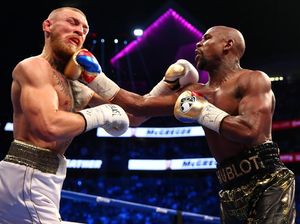 Foto: Duel Mayweather vs McGregor di Atas Ring Tinju