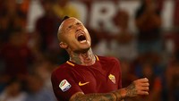Gelandang AS Roma Radja Nainggolan tampak kecewa saat melewatkan sebuah peluang (Alessandro Bianchi/Reuters)