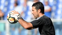 4. Gianluigi Buffon (39 tahun). Pemain Italia yang membela klub Juventus ini meraih 221 poin dari para jurnalis sepakbola di Eropa. (Foto: Massimo Pinca/REUTERS)