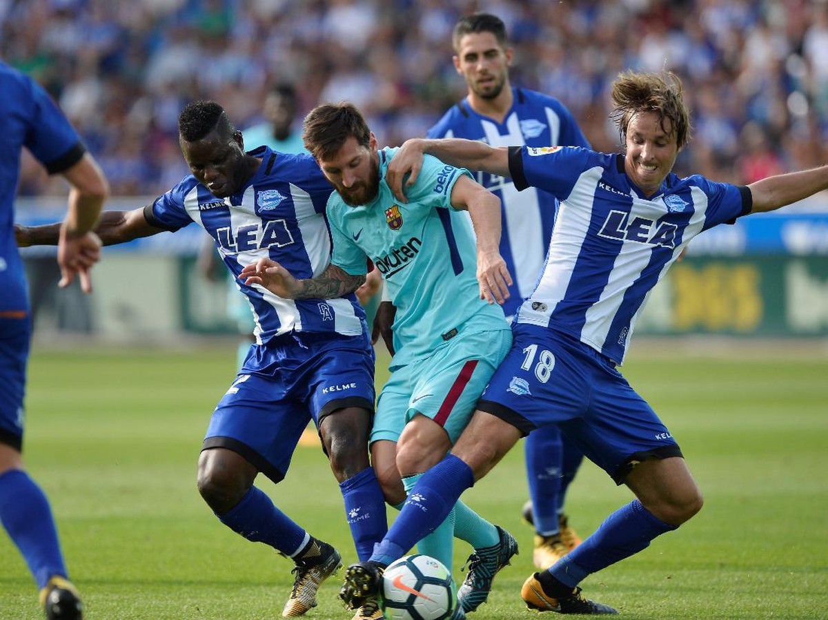 Lionel Messi jadi pahlawan Barcelona saat mengalahkan Deportivo Alaves. Foto: Vincent West/Reuters