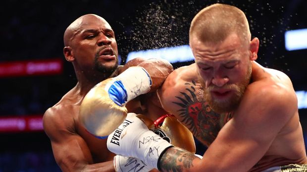 Floyd Mayweather mengalahkan Conor McGregor di ring tinju pada 2017.