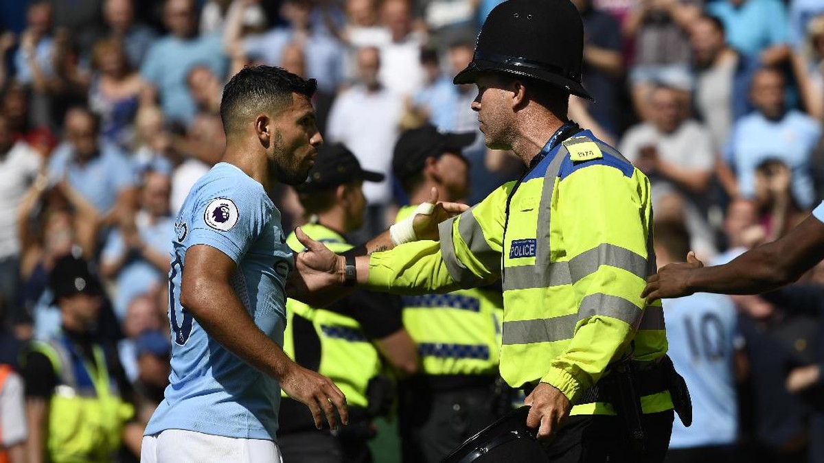 Sergio Aguero berdebat dengan seorang polisi (Dylan Martinez/Reuters)