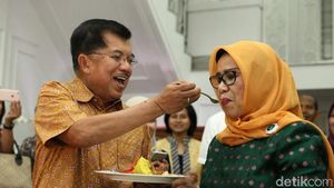 50 Tahun Menikah, Ini Momen-momen Kebersamaan JK-Mufida