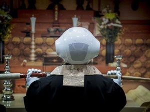 Robot Pepper Tampil Memimpin Upacara Kematian