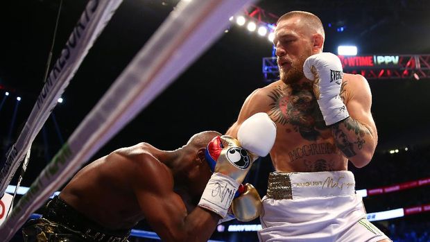 Conor McGregor sempat melayangkan pukulan ke arah Mayweather Jr. di ronde-ronde awal.
