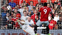 Tapi Romelu Lukaku gagal mengonversi penalti menjadi gol. Tendangannya ditepis oleh Kasper Schmeichel. Foto: REUTERS/Andrew Yates
