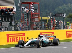 Hamilton Kalahkan Vettel untuk Perkecil Jarak di Klasemen