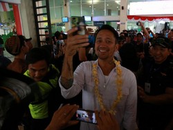 Mendarat di Solo, Pemain Warkop DKI Reborn Dikalungi Bunga oleh Fans