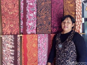 Perjuangan Hidup Salah Satu Perajin Batik Mangrove di Surabaya Perjuangan Hidup Salah Satu Perajin Batik Mangrove di Surabaya