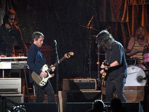 Dari Bon Iver hingga Foo Fighters Bergabung dalam Album Amal Dari Bon Iver hingga Foo Fighters Bergabung dalam Album Amal