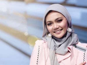 Heboh! Rina Nose Lepas Hijab
