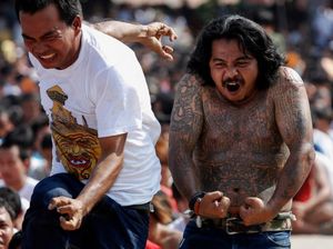 Tato yang Menyakitkan dan Membawa Keberuntungan di Thailand