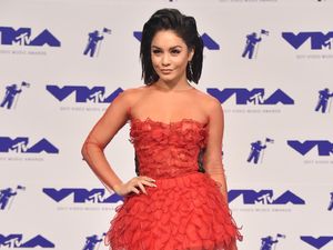 Red Hot! Vanessa Hudgens Mempesona di MTV VMA 2017