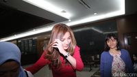 Inayah, Istri Andi Narogong yang Selalu Menundukkan Wajah