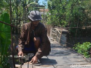 Semangat Si Jalak Perbaiki Jembatan Maut di Cirebon
