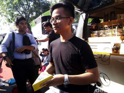 Foto: Gaya Santai Dua Putra Jokowi Promosi Bisnis Martabak dan Kaos