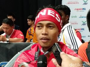 Surahmat Sumbangkan Perak dari Angkat Besi untuk Indonesia Surahmat Sumbangkan Perak dari Angkat Besi untuk Indonesia