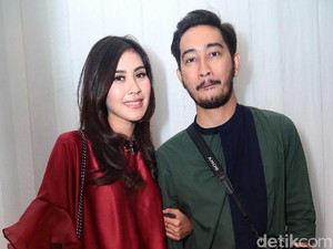 Romantis, Presenter Berita Dilamar Kekasih Saat Siaran 