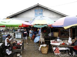 Keluhan Pedagang Pasar Entikong soal Barang Indonesia dan Malaysia Keluhan Pedagang Pasar Entikong soal Barang Indonesia dan Malaysia