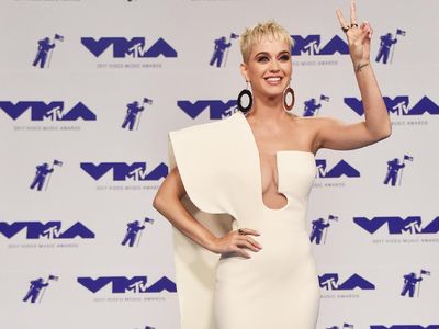 Foto: 10 Selebriti Berbusana Terbaik di MTV VMA 2017