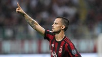 Suso melakukannya dengan eksekusi tendangan bebas dari luar kotak penalti. (Marco Luzzani/Getty Images)
