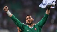 Gianluigi Donnariumma merayakan poin penuh yang didapat timnya. (REUTERS/Alberto Lingria)