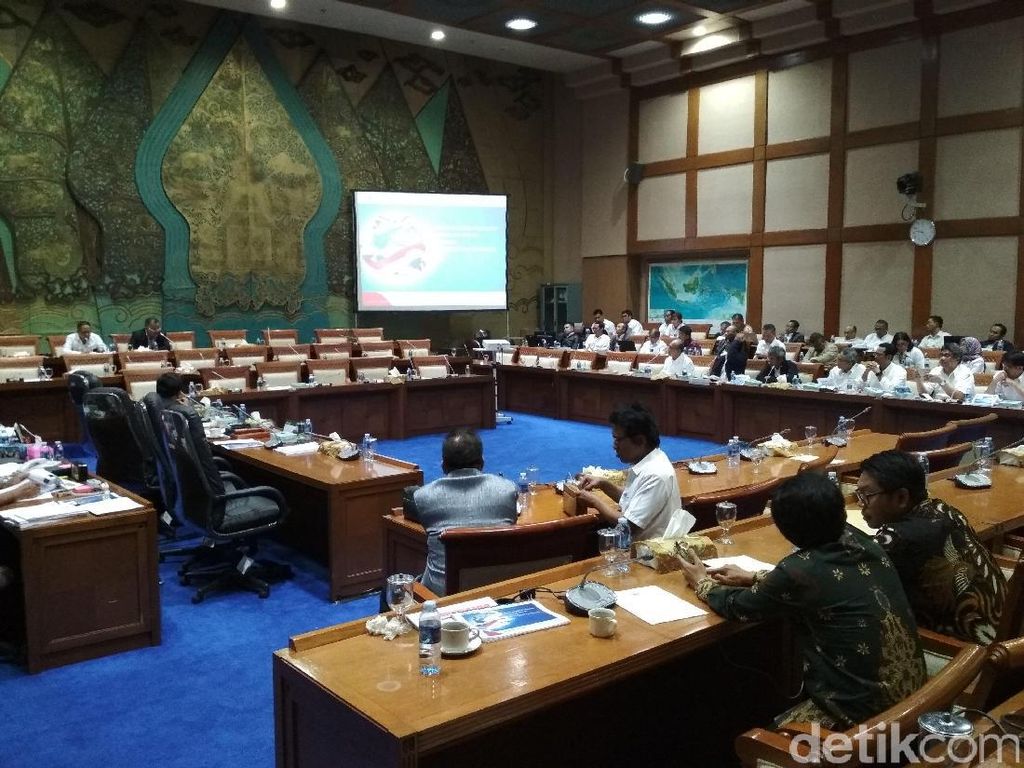 Rapat DPR-Pertamina Memanas Saat Bahas PHK Awak Truk Tangki Rapat DPR-Pertamina Memanas Saat Bahas PHK Awak Truk Tangki