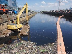 Kerja Keras Bersihkan Sampah di Kanal Banjir Barat