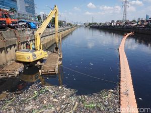 Kerja Keras Bersihkan Sampah di Kanal Banjir Barat Kerja Keras Bersihkan Sampah di Kanal Banjir Barat
