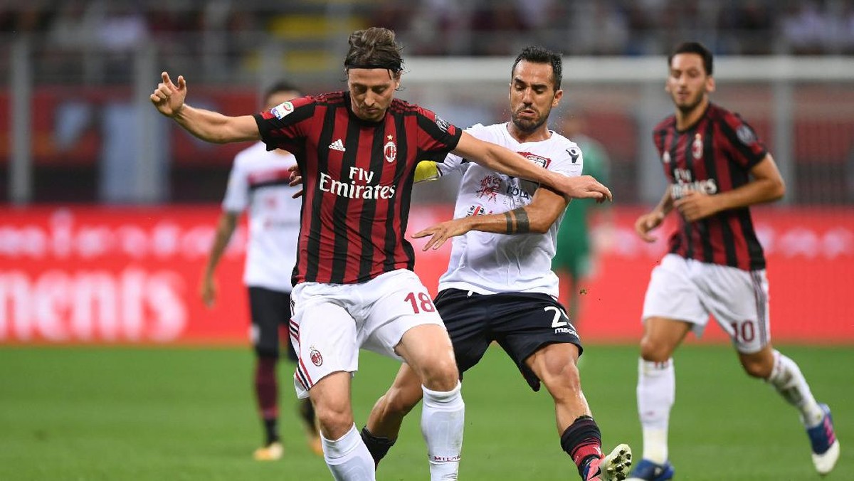 Milan harus kerja keras untuk mengalahkan Cagliari (REUTERS/Alberto Lingria)