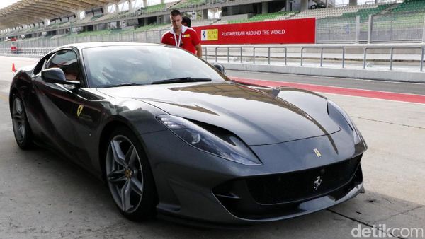 Duduk di Kemudi Ferrari Tercepat