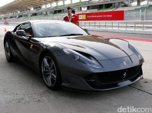Duduk di Kemudi Ferrari Tercepat