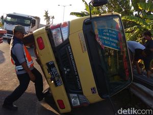 Truk Terguling di Gerbang Tol Cakung, Muatan Besi Tumpah ke Jalan
