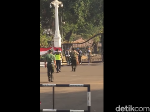 Pria Bugil yang Nekat Masuk Istana sempat Melawan Paspampres Pria Bugil yang Nekat Masuk Istana sempat Melawan Paspampres