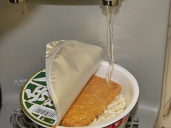 Bisa Nggak Ya Menyeduh Mie Instan dengan Air Biasa? Ini Percobaannya!