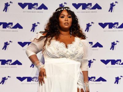 Foto: 10 Selebriti dengan Busana Terburuk di MTV VMA 2017