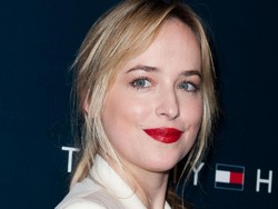 Tips Cantik Dakota Johnson, Artis yang Digosipkan Hamil Anak Chris Martin