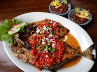  Sedap! Enaknya Makan Ikan Bakar dengan Nasi Hangat dan Sambal di Sini