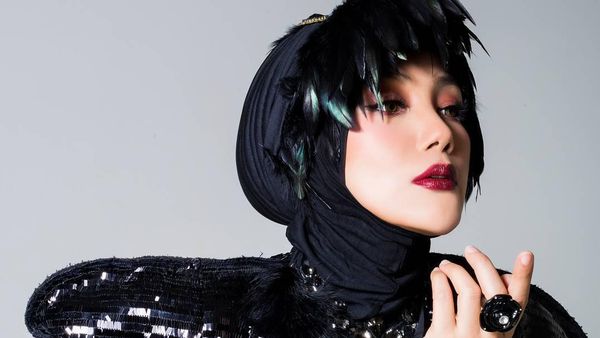 Foto: Gaya Hijab Erra Fazira, Mantan Istri Calon Suami Laudya Cynthia Bella